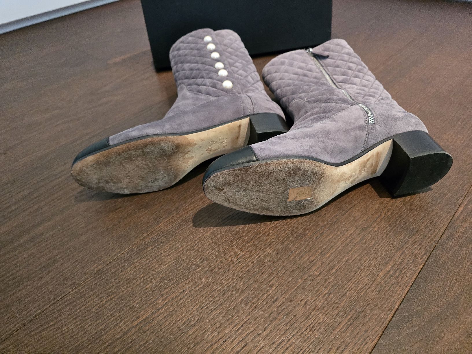 Chanel Chaussures femmes: Chanel Quilted Suede Pearl Boots – Neuf (Voir description) à Egliswil par D.Mko 3