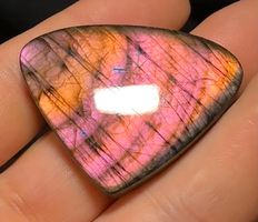 Wunderschönes Labradorit Cabochon von höchster Qualität