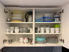 Geschirrset: Teller, Tassen, grosse Plastikboxen und mehr