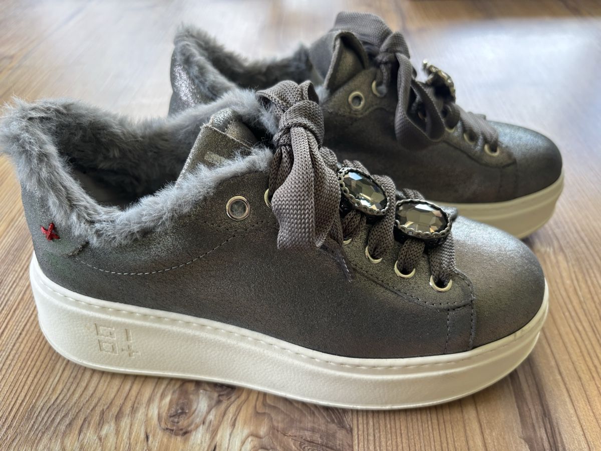 Damenschuhe: Gio + Sneaker mit Fellbesatz & Schmuck, Gr. 36! – Gebraucht aus Grindelwald von ricarda1970 1