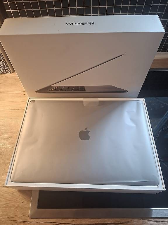 Notebooks: MacBook Pro 15" (2018) mit Touch Bar  Top Zustand  – Gebraucht aus Schwanden Sigrisw von Newline