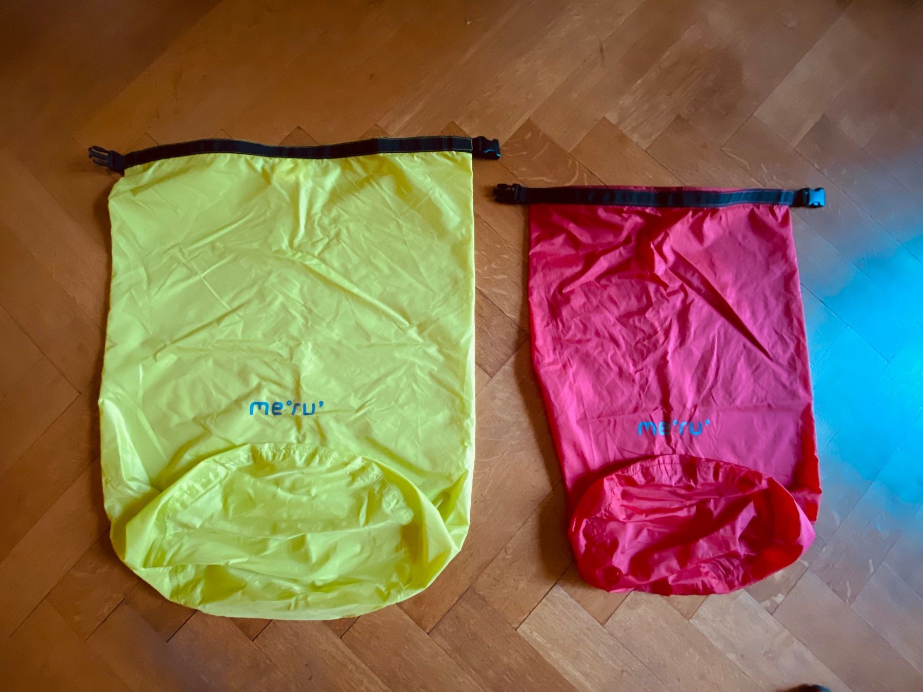 Meru Borse: Sacs de compression "Meru",  lot de 2, parfait état – Nuovo (secondo la descrizione) da Lausanne venduto da maintenant 6