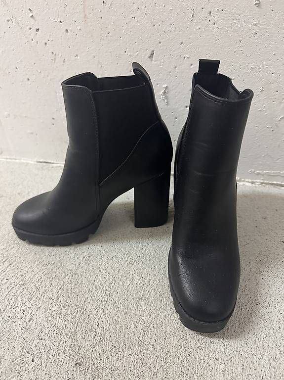 Scarpe da donna: Stiefeletten, Gr. 36 schwarz – Usato da Uster venduto da cynale