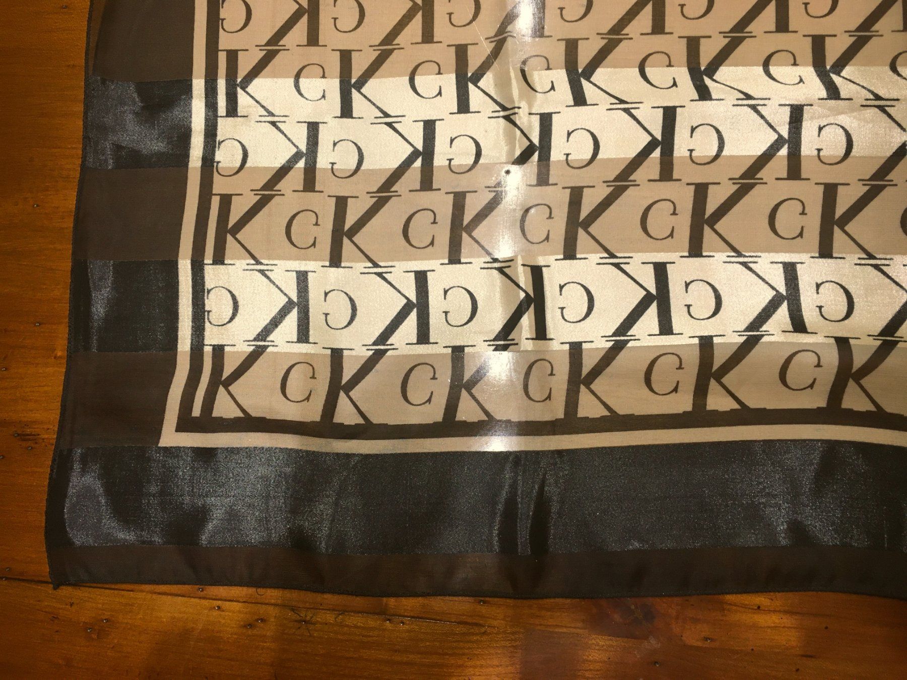Calvin Klein Foulard & Sciarpe: Foulard Calvin Klein. 103 x 96 cm – Usato da Chêne-Bougeries venduto da Vintage-Era 2
