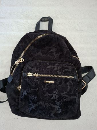 Joli sac à dos Desigual noir à motifs floraux,
