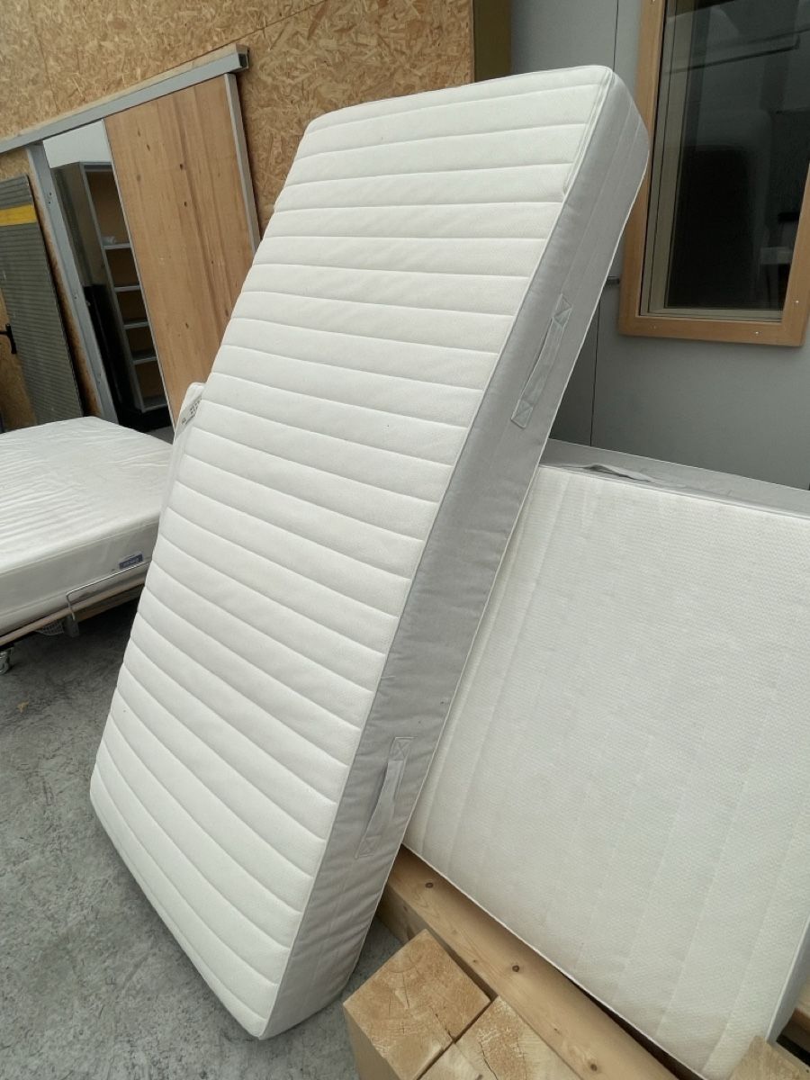 Matratzen: Matratze weiss 90x200cm – Gebraucht aus Bäch SZ von inf_jgc8