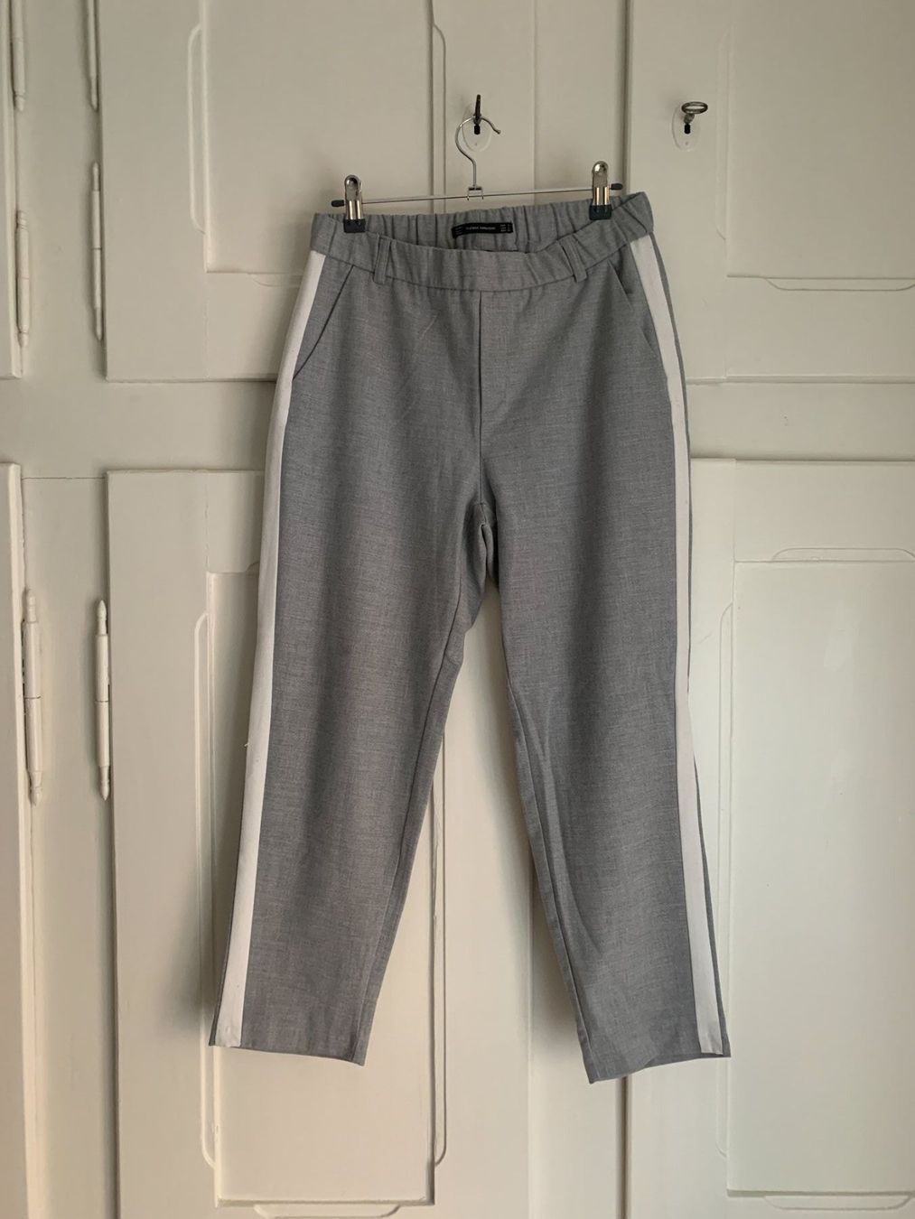 Zara Pantalons: ZARA - Hose hellgrau S – D'occasion à Zürich par Diazaio