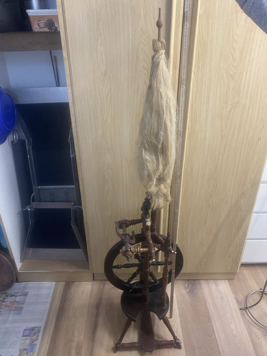 Ruote per filare: Antikes Holz-Spinnrad: Rustikale Volkskunst – Usato da Moosseedorf venduto da chaschu