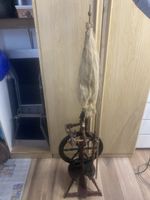 Antikes Holz-Spinnrad: Rustikale Volkskunst
