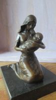 Wundervolle Bronze Figur Frau mit Baby auf schönem Sockel