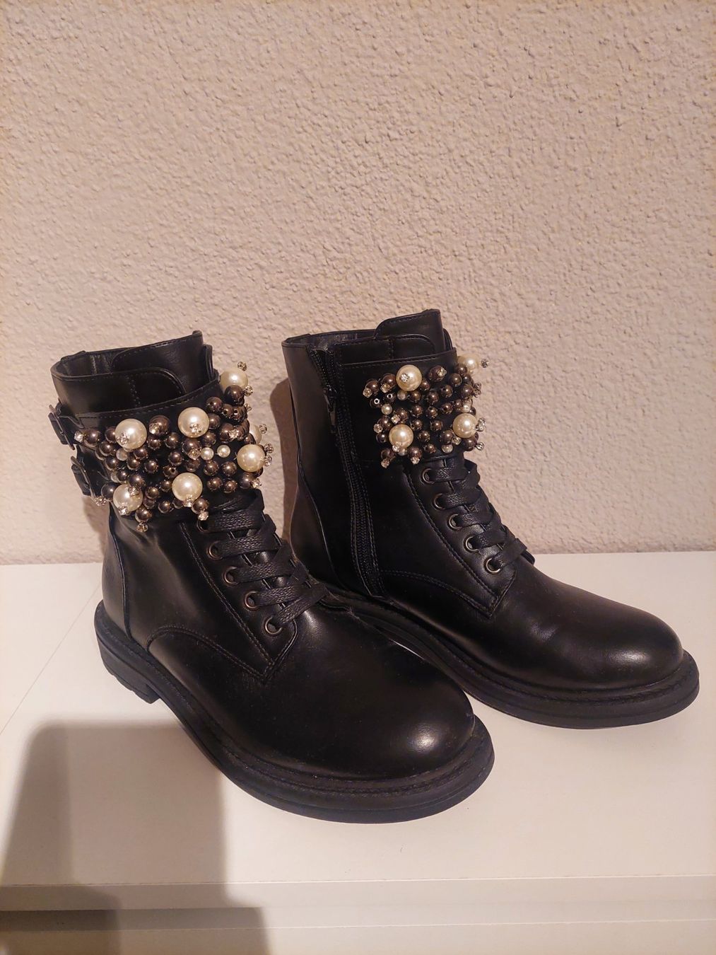 Scarpe da donna: Schwarze Leder Stiefeletten mit Perlen Gr. 37 – Nuovo (secondo la descrizione) da Beinwil am See venduto da Coco2627