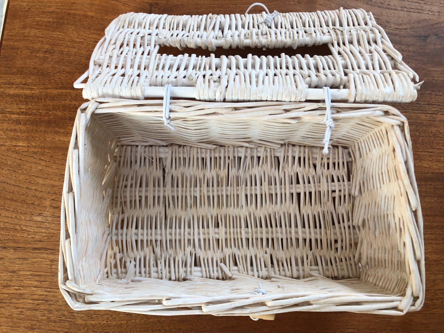 Behälter & Ähnliches: Kleenex Box mit Deckel weiss Korb Weide – Gebraucht aus Arlesheim von leyRum4.5 1