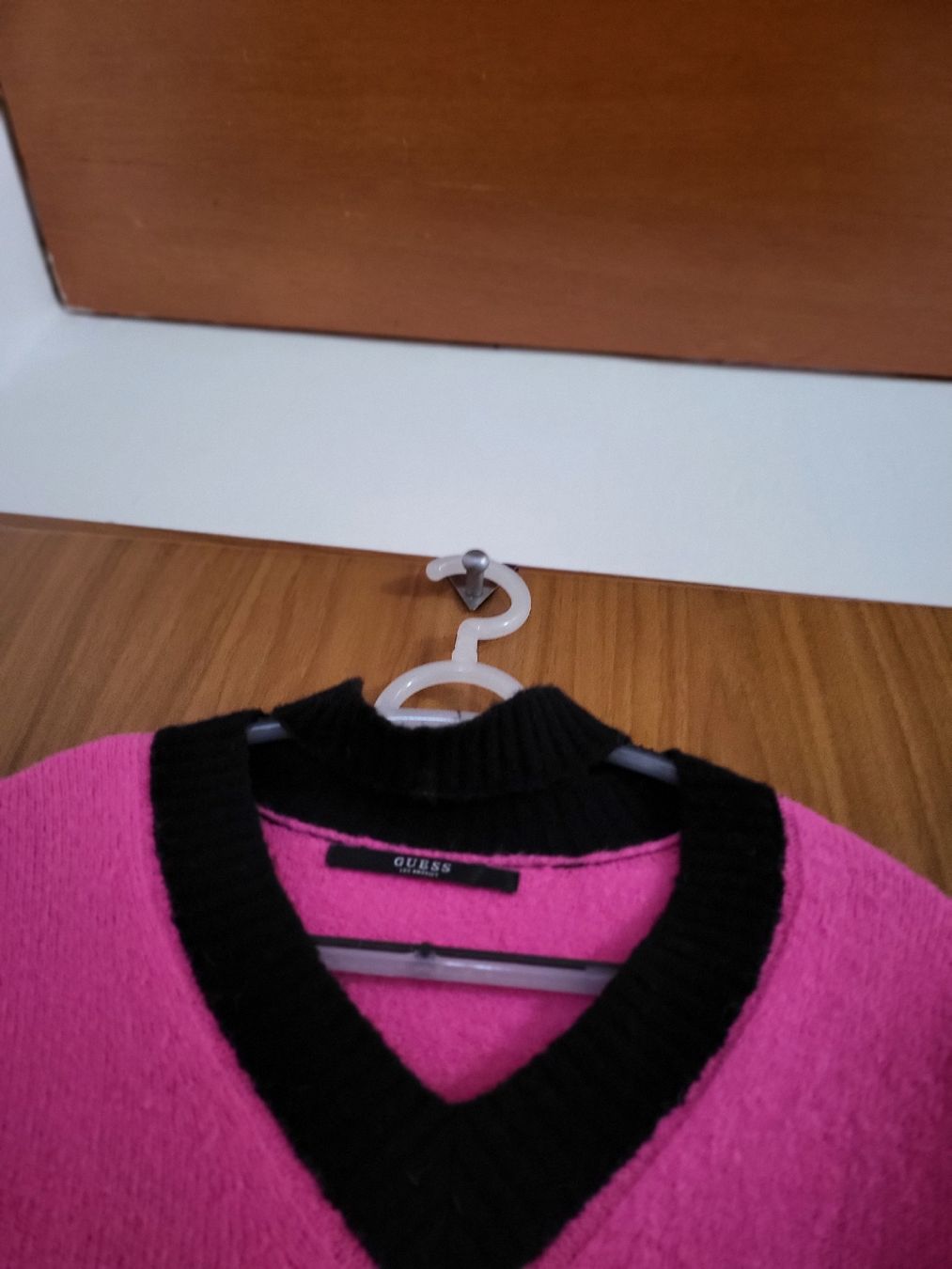 Guess Maglioni & Felpe: Pull GUESS rose et noir taille M/L – Usato da Niedergösgen venduto da Eva2410 3