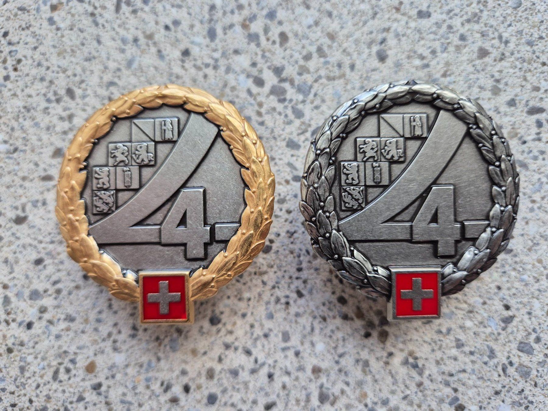 Schweizer Armee Placchette & Badge: *** Beretemblem Set Gold/Silber *** – Nuovo e nell'imballaggio originale da Riedholz venduto da fr_sIruP