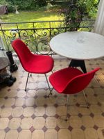 Zwei Vitra Eams Side Chair mit Hopsack