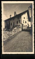 Pontresina, Strassenpartie mit Gasthaus
