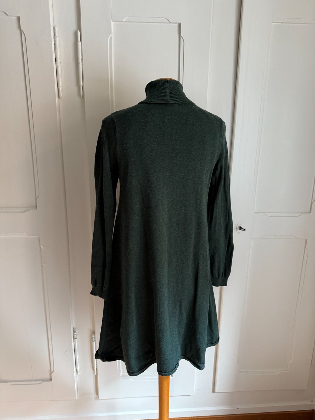Kleider: MAX STUDIO - Rollkragen Feinstrick Kleid dunkelgrün M – Gebraucht aus Zürich von Diazaio 2