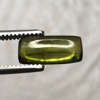 schönes Turmalin Cabochon grün 3.3 Karat