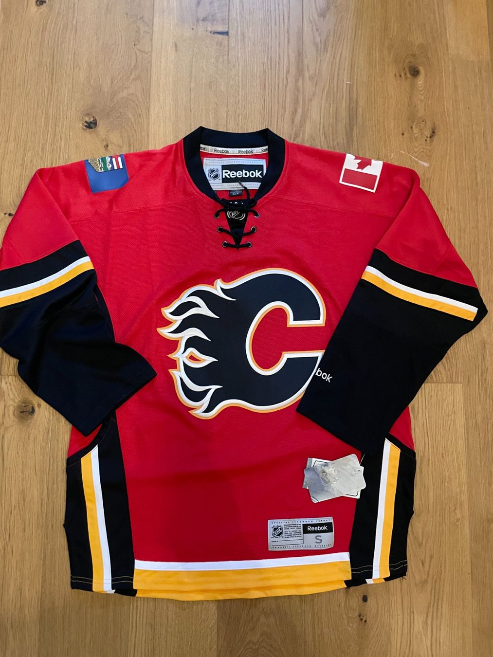 Reebok Leibchen & Hosen: Calgary Flames Reebok Jersey Grösse S – Neu (gemäss Beschreibung) aus Kreuzlingen von deGriGri