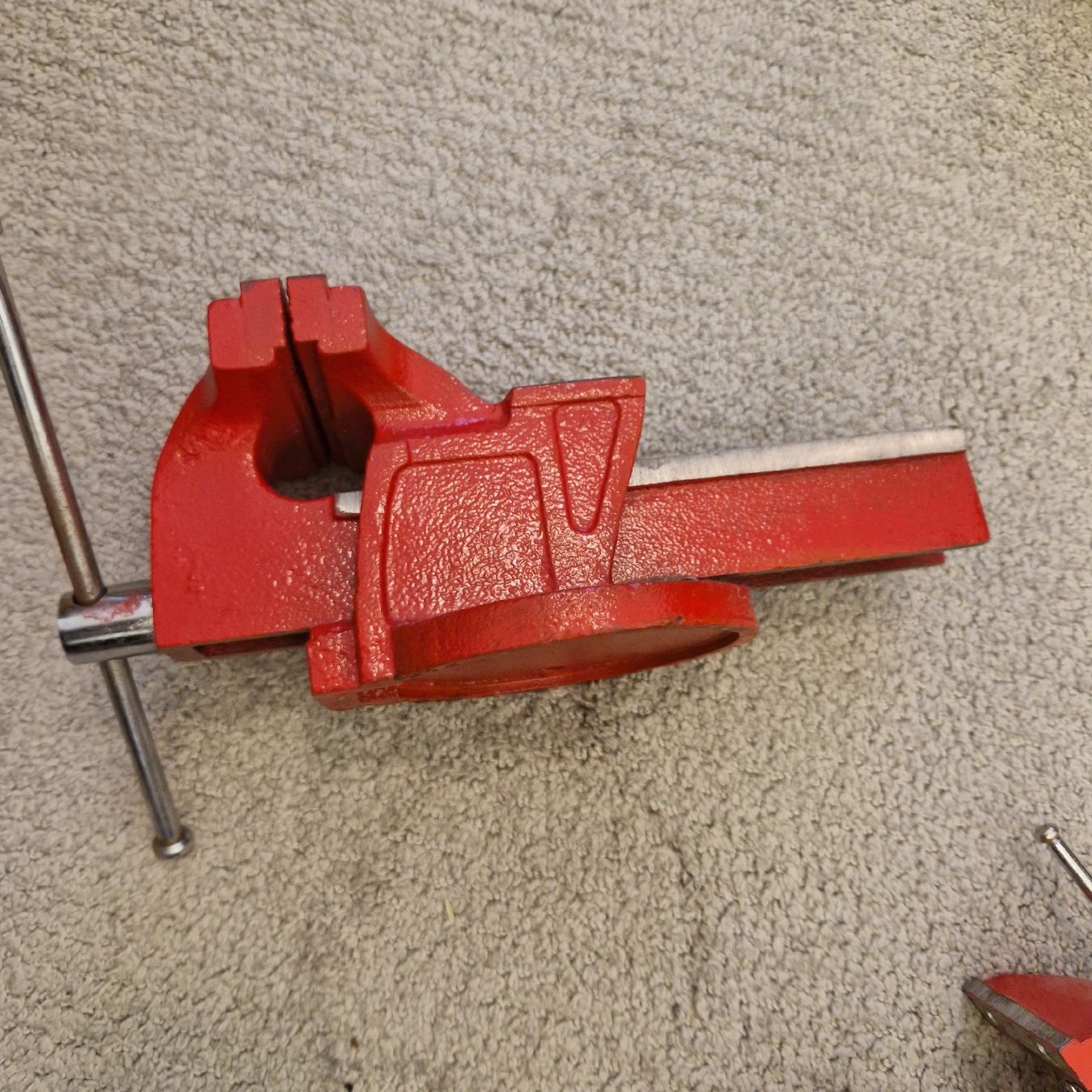Tutti gli attrezzi: 2 Robust Red Vises for Workshop or Garage – Nuovo (secondo la descrizione) da Rüschlikon venduto da -J05u3- 2