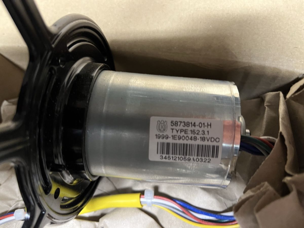 Husqvarna Tagliaerba: Moteur de coupe Husqvarna 320 réf 587381401 – Nuovo e nell'imballaggio originale da Vers-chez-Perrin venduto da mor_r5vs 1