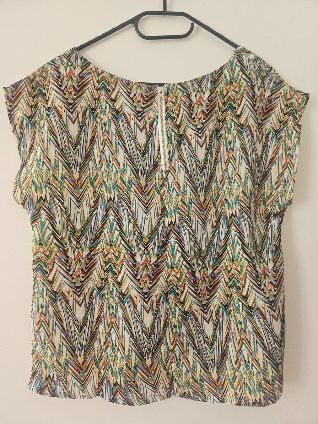 Camicette: Leichte feminine Bluse, graphischer Chevron-Print, kurzarm – Usato da Eglisau venduto da kar_2pfm 2