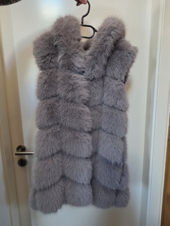 Gilet gris en fausse fourrure tout doux