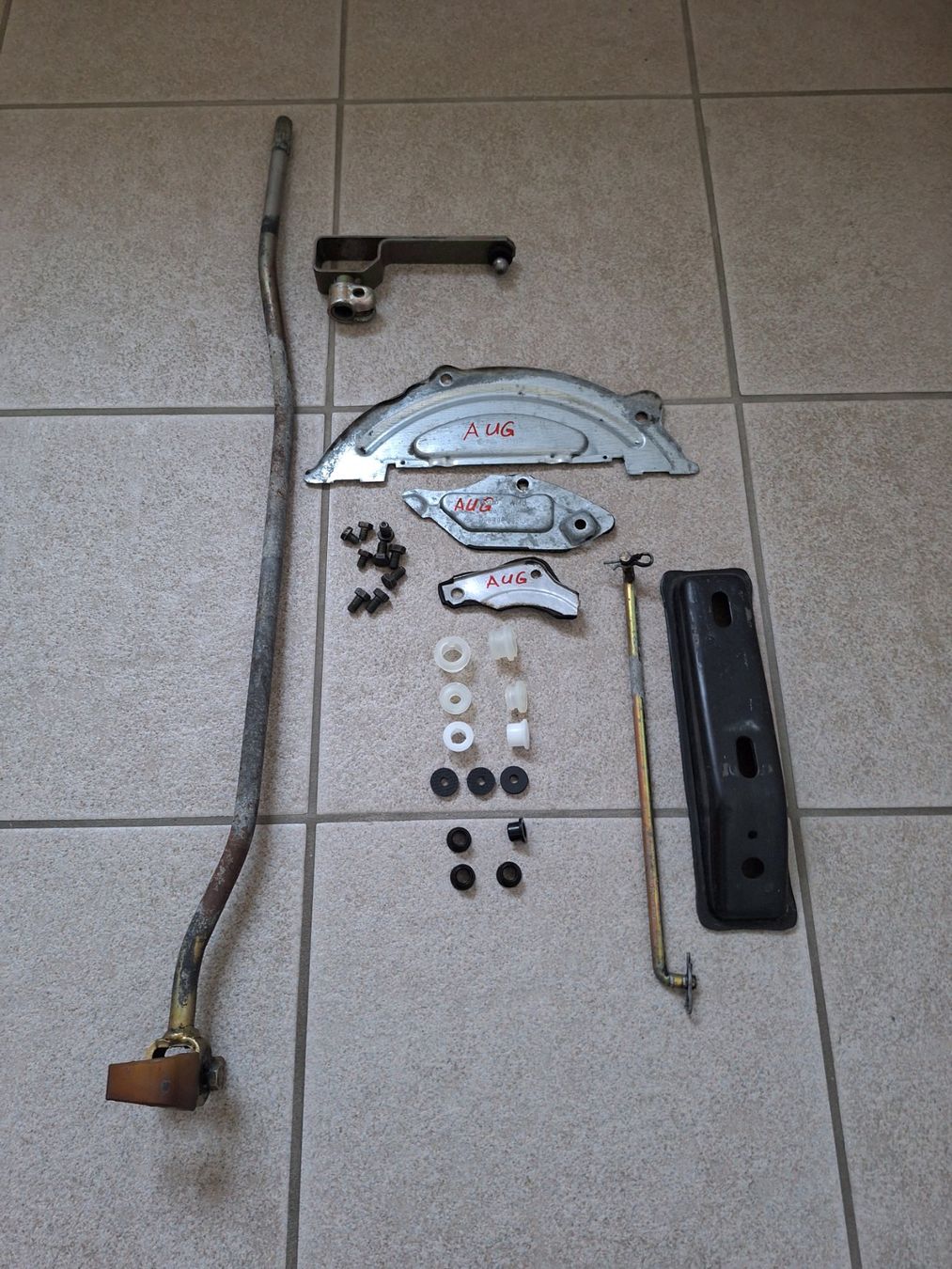 VW Tutti pezzi di ricambio auto: VW Golf 1 Cabrio Schaltgestänge-Set. – Usato da Marbach LU venduto da seven014