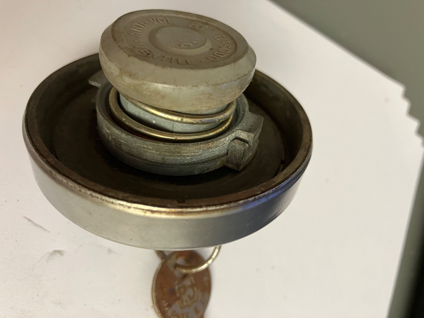 Renault Tutti pezzi di ricambio auto: Renault R6Tankdeckel Oldtimer mit 2 Schlüsseln – Usato da Dintikon venduto da roed 1