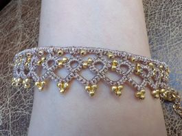 Filigrane Occhi-Fusskette, handgeknüpfte Spitze in Goldtönen