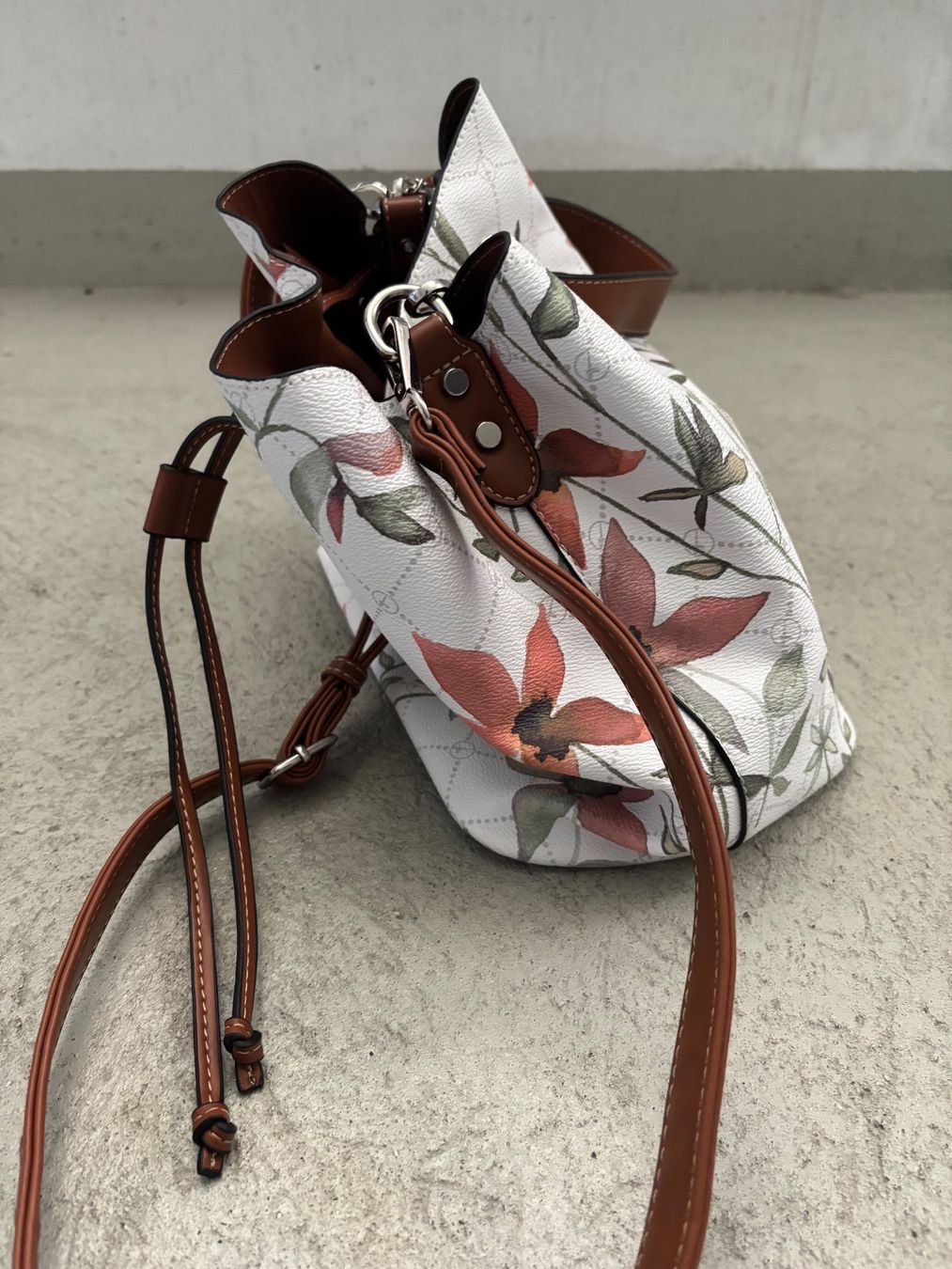 Taschen für Damen: Stylische Beuteltasche, Tamaris – Gebraucht aus Sonterswil von VD-Service 2