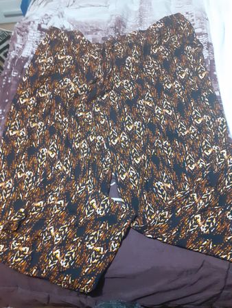 Hosen gemustert schwarz orange weiss Grösse 48