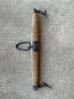 Zugholz aus Holz mit Eisenbeschlägen 