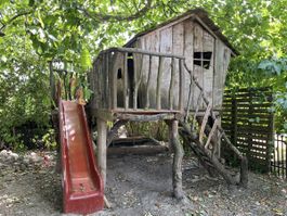 Spielhaus/ Baumhaus mit Rutschbahn und Sandkasten