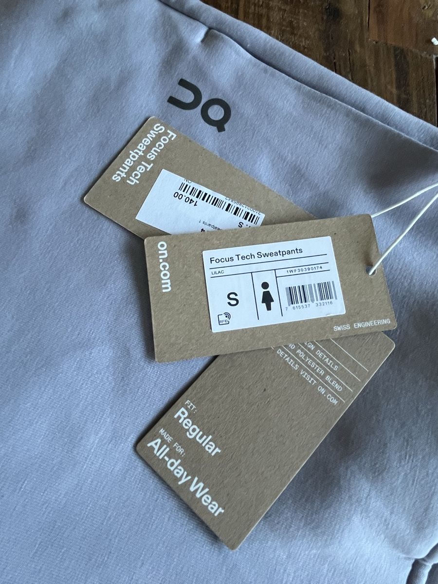 Pantaloni: On Focus Tech Sweatpants lilac Damen Grösse S neu – Nuovo e nell'imballaggio originale da Küsnacht ZH venduto da dig_7bgy
