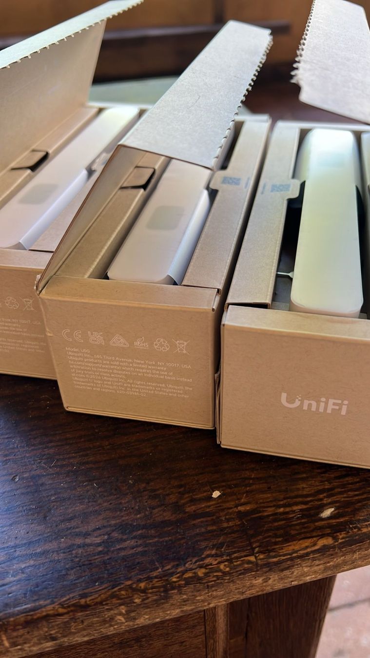 Unifi Modems & Router: UniFi 5G Backup – Neu und originalverpackt aus Chézard-St-Martin von Flytox 3