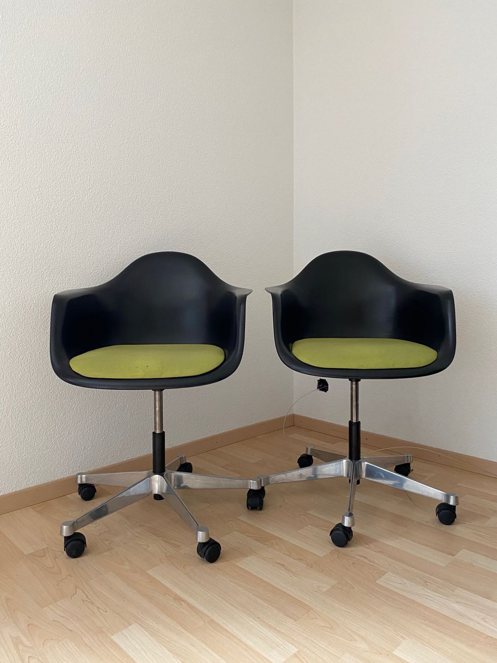 Vitra Sedie: Vitra Eames Plastic Armchair Drehstuhl 2 Stk. – Usato da Laupersdorf venduto da Borer_Liquidationen 2