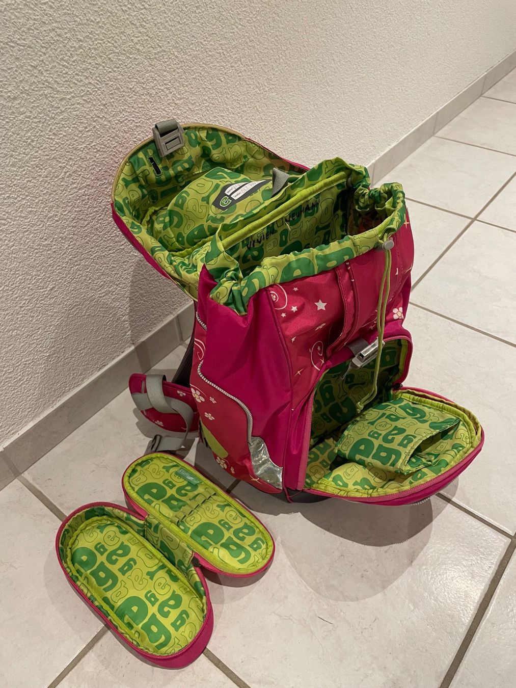 Ergobag Borse & Zaini: ERGOBAG Schulranzen Set, Pink – Usato da Seengen venduto da swossi 2