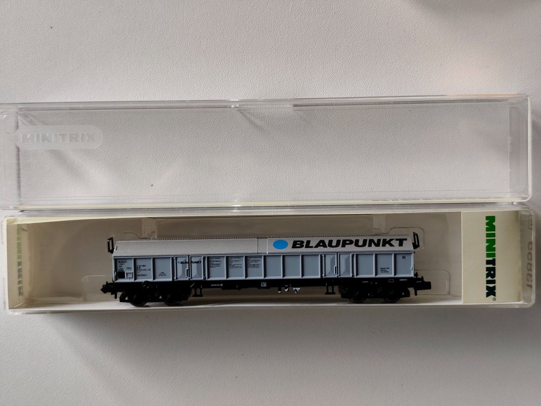 Trix Modellini di ferrovie: Hubschiebedachwagen "Blaupunkt" der DB von Minitrix N – Nuovo e nell'imballaggio originale da La Chaux-de-Fonds venduto da Sekado