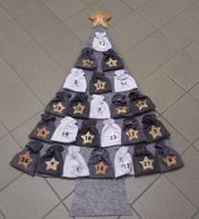 *ADVENTSKALENDER - T'BAUM* MIT 24 SÄCKLI/75 X 115CM + AUFH.