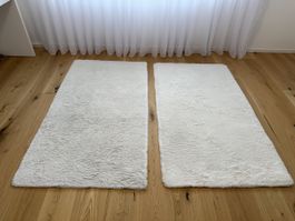 Zwei flauschige Teppiche