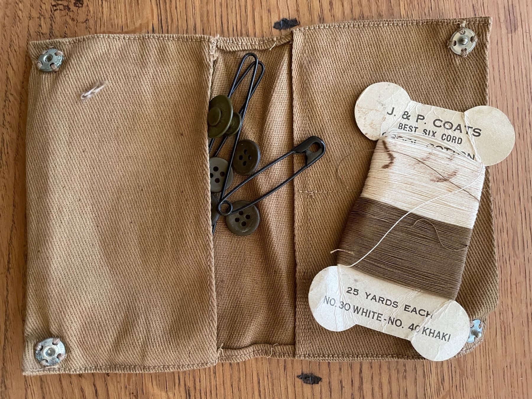 US Army Uniformi: U.S. Army Original WW2 sewing kit – Usato da Oberbütschel venduto da Woodie2005