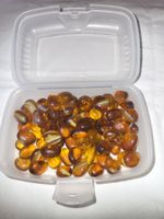Tupperdose mit braunen Glassteinen
