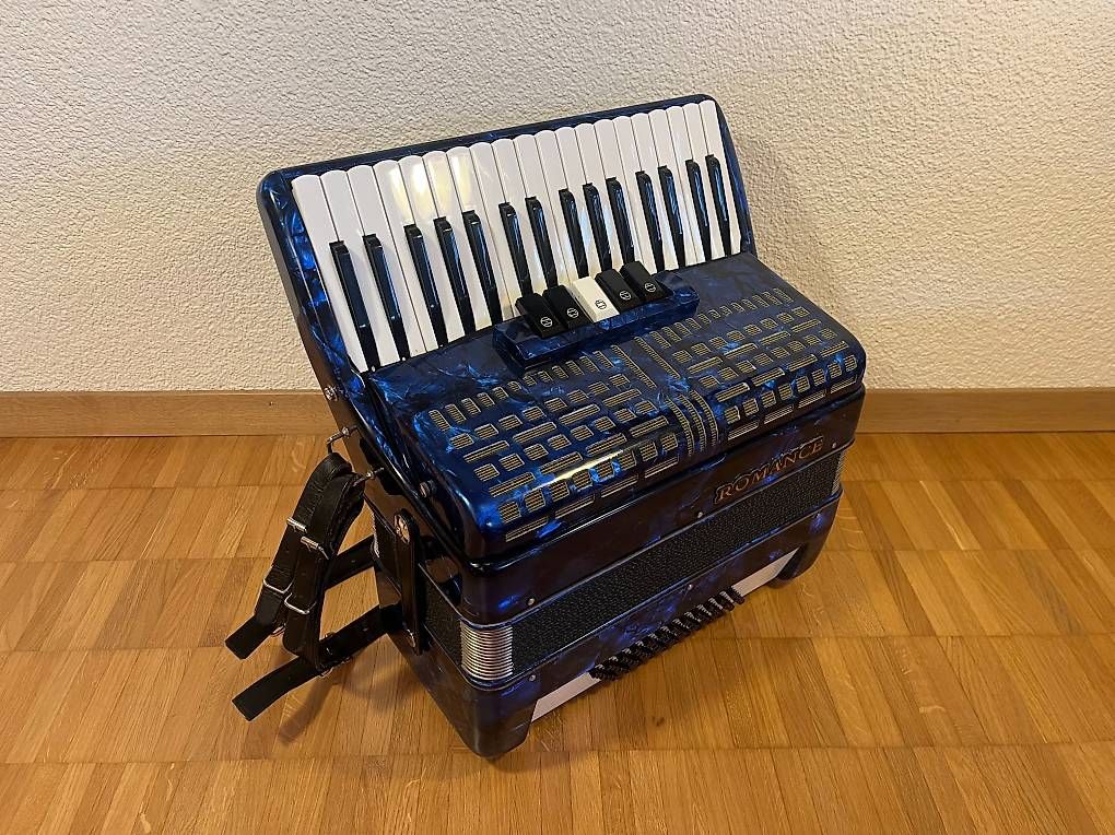 Musikinstrumente: Akkordeon Romance – Gebraucht aus Flims Waldhaus von Aufbauhaus