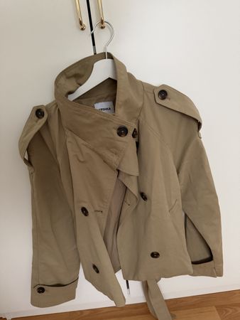 Kurze Trenchcoat Jacke von Bershka in beige - Grösse S