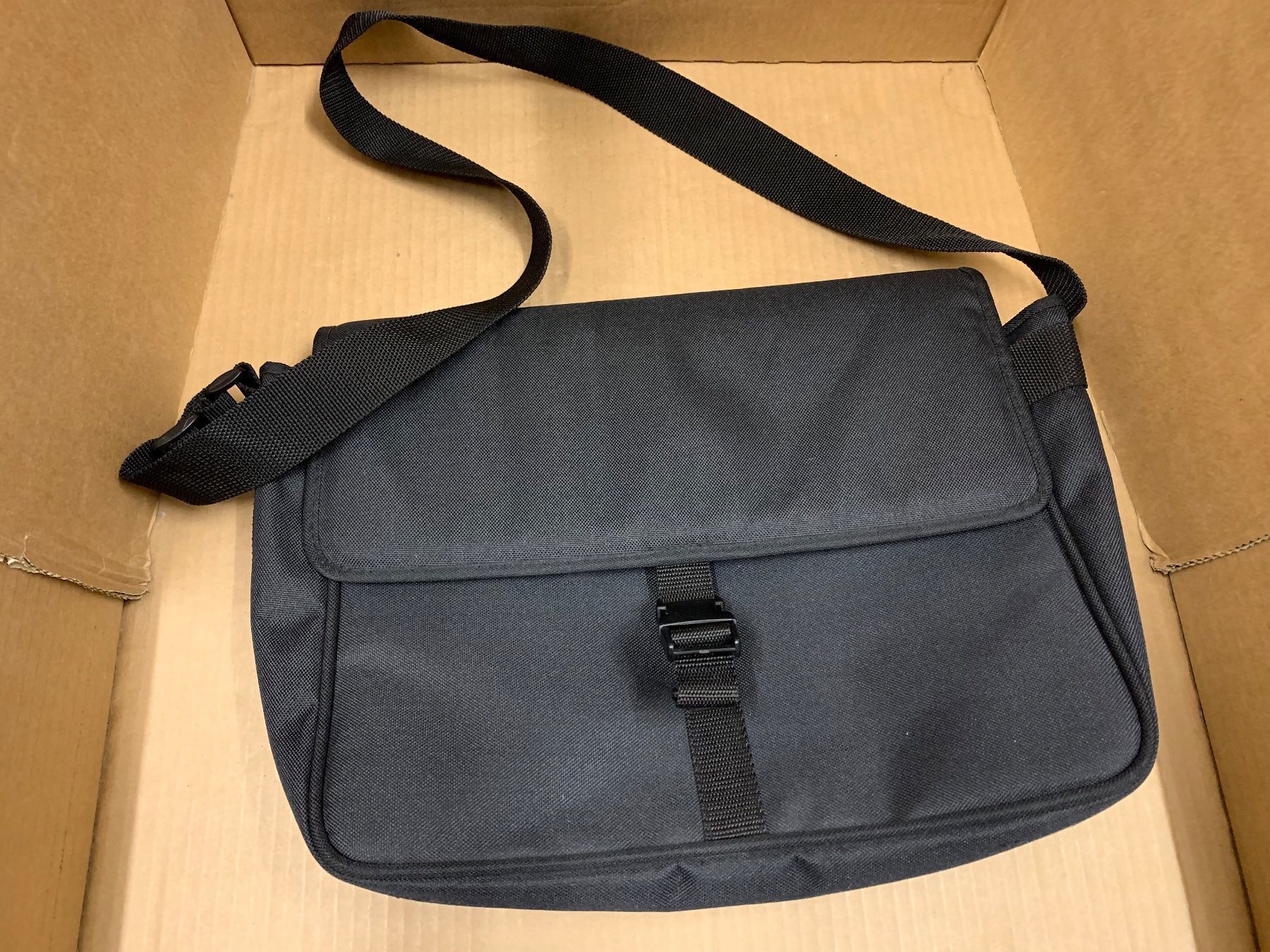 Sacs: Tasche schwarz Sharp klein – D'occasion à Eschlikon TG par ArtRec