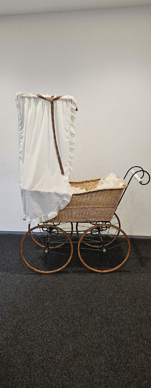 Culle: Antiker Stubenwagen – Usato da Diepoldsau venduto da Holzjrg