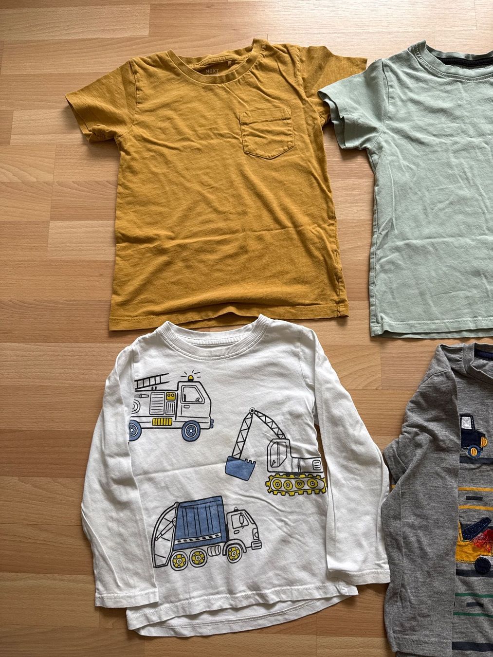 Lotti & Set di vestiti: Kleiderpaket Grösse 3-8 Jahre – Usato da Horgen venduto da linuxrp 2