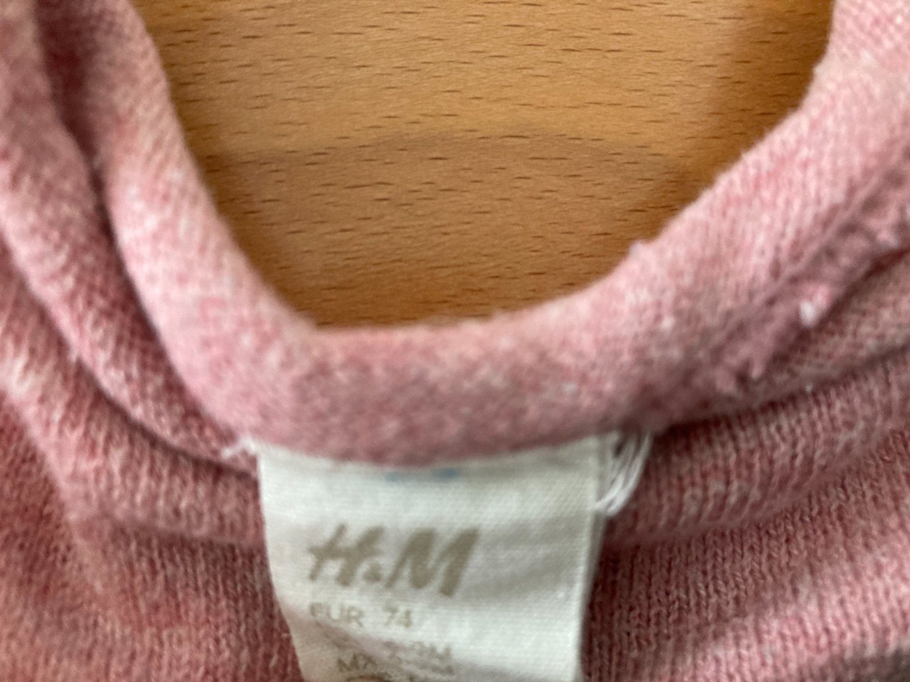 H&M Maglioni & Felpe: Pullover mit Herz-Motiv "H&M" – Usato da Muttenz venduto da Juvenile33 3