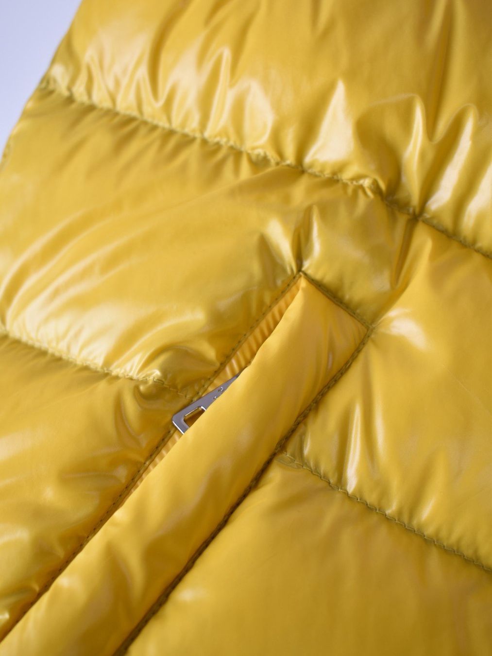 Prada Gilet & Giacche: Prada Daunengilet Gr.50, gelb/Lack Nylon – Nuovo (secondo la descrizione) da Nürensdorf venduto da 2ND_STORY 4